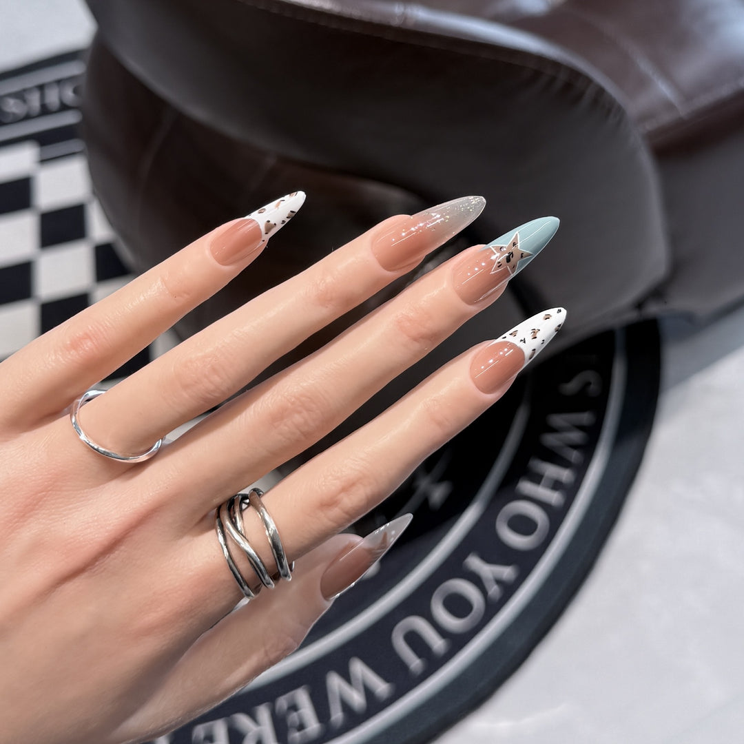 Elegantes Stiletto Press-On Nagelset mit künstlerischen Akzenten Karnz