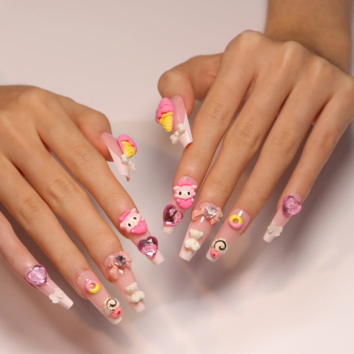 Kunstvolle Nagelverlängerungen mit 3D Dessert-Motiv Karnz