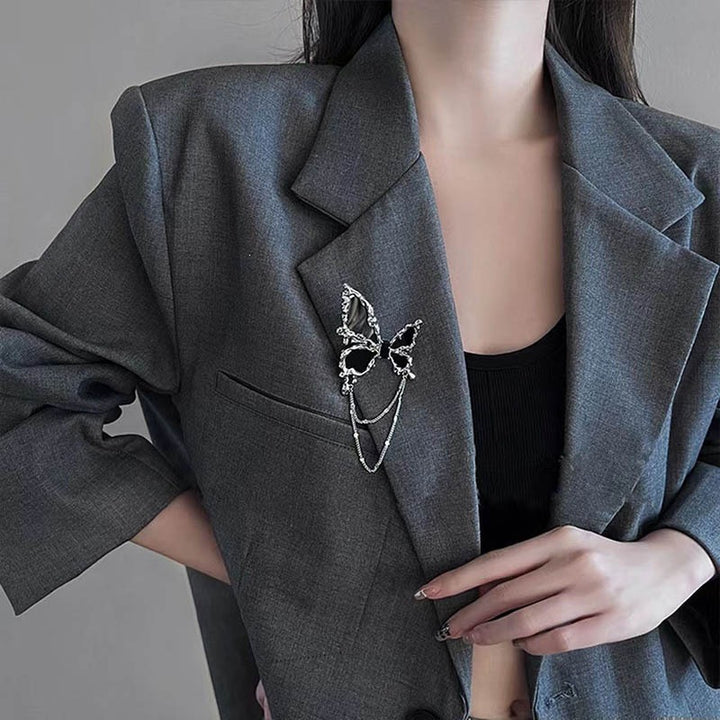 Elegante Brosche mit Blumen- und Kettenmotiv Karnz