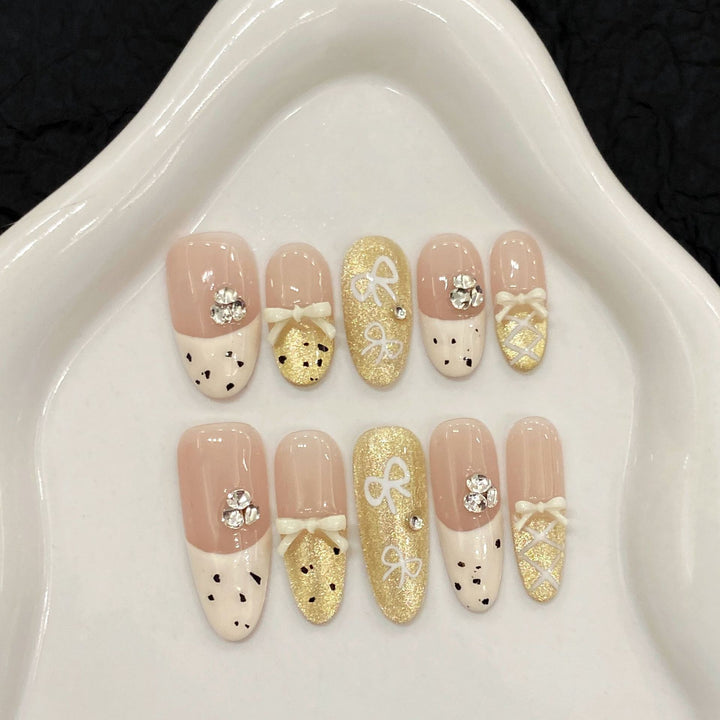 Künstlerisches Press-On Nagelkunst Set mit charmantem Schleifen- und Edelsteinakzenten