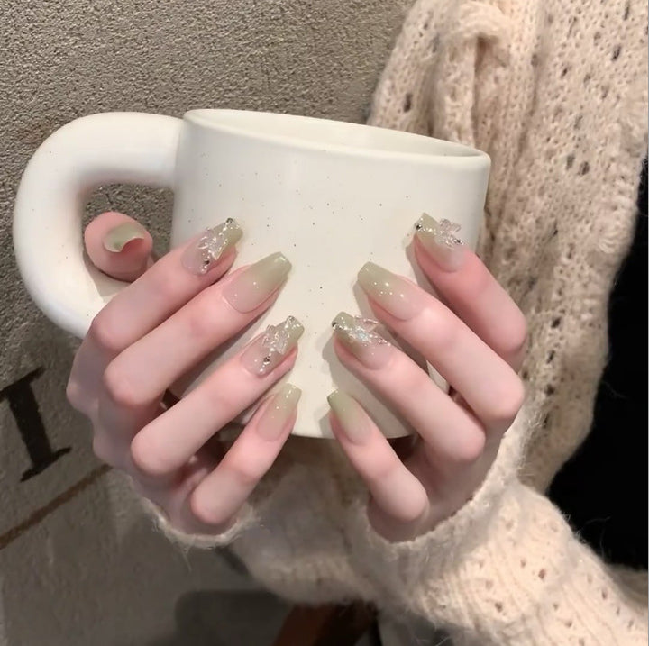 Elegante und Glänzende Nagelkunst Karnz