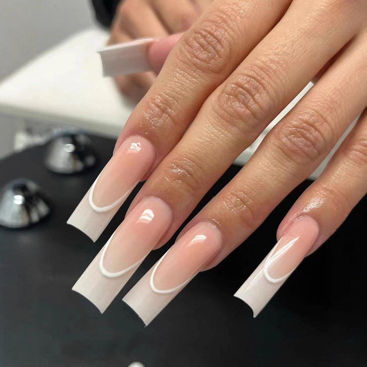 Elegante französische Tipp-Nagelkunstverbesserungen Karnz