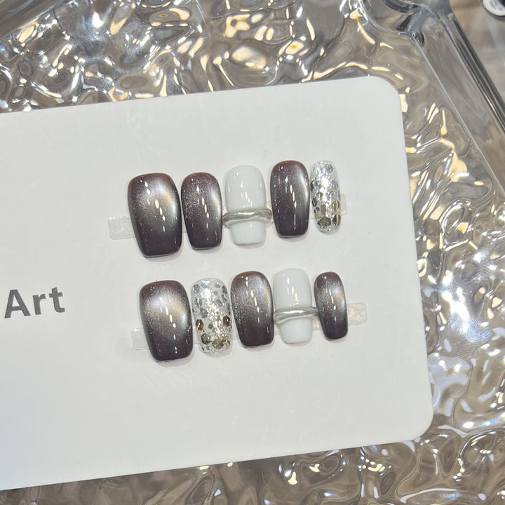 Luxuriöse Press-On Nail Art mit Glitzerakzenten