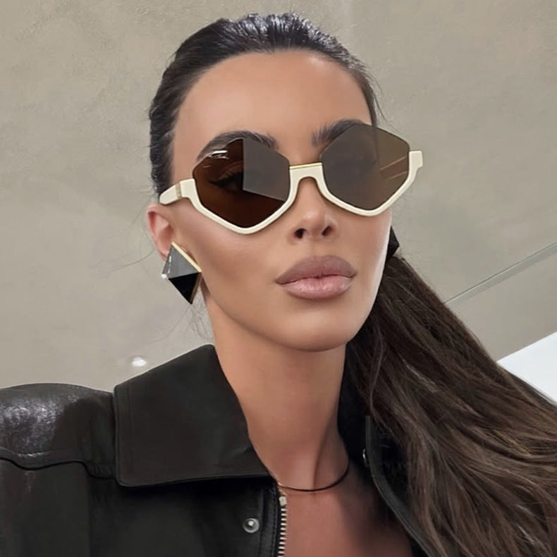Damen modische Sonnenbrille mit trendy sechseckigem Rahmen und schützenden Gläsern Karnz