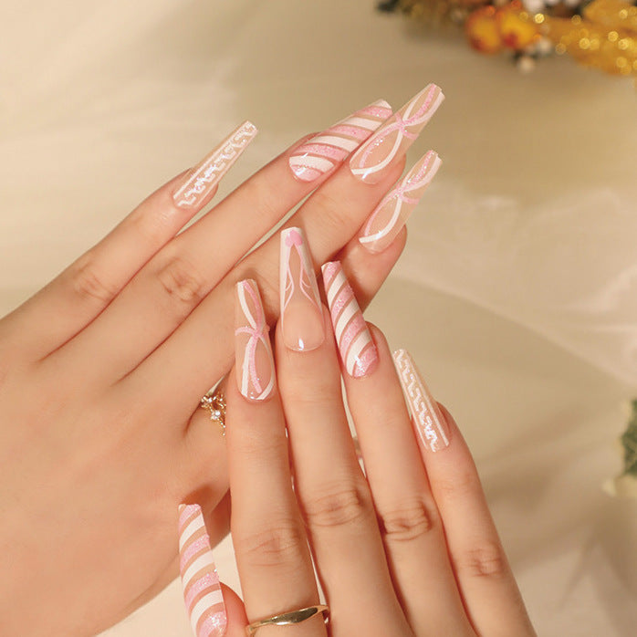Elegante Acryl-Nägel mit goldenen Akzenten Karnz