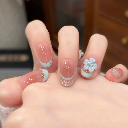 Dekorativer floral Druck-Nagelset mit Edelsteinakzenten