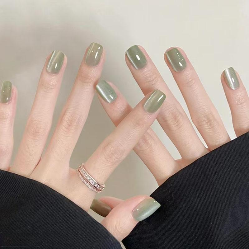 Stilvolle Kunstnägel mit Elegantem Hochglanz-Finish Karnz