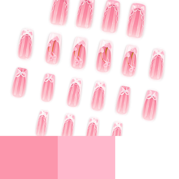 Kunstvolle Nagelverlängerungen mit verspieltem Floraldesign Karnz