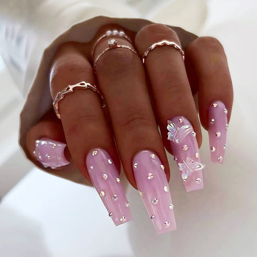 Kunstvolle Nagelverlängerungen mit Strass- und Schmetterlings-Verzierungen Karnz
