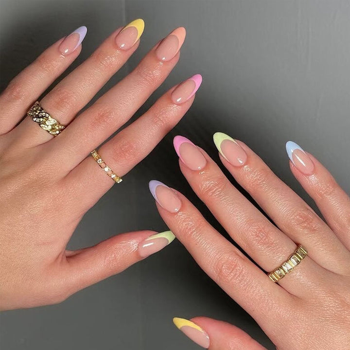 Elegante Stiletto Press-On Nagelset mit geometrischen Akzenten