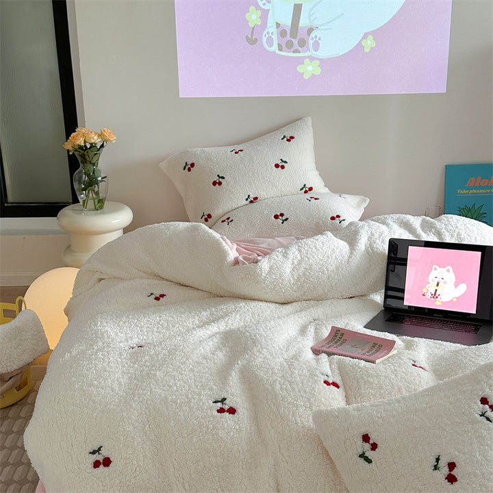 Kuscheliges Sherpa-Bettwäsche-Set mit gestickten Teddy- und Kuchenmotiven