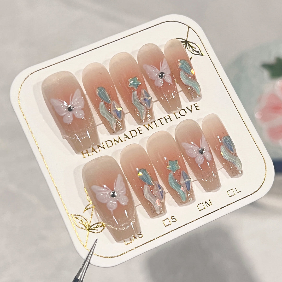 Kunstvolle Nagelverlängerungen mit zartem Blumendesign Karnz