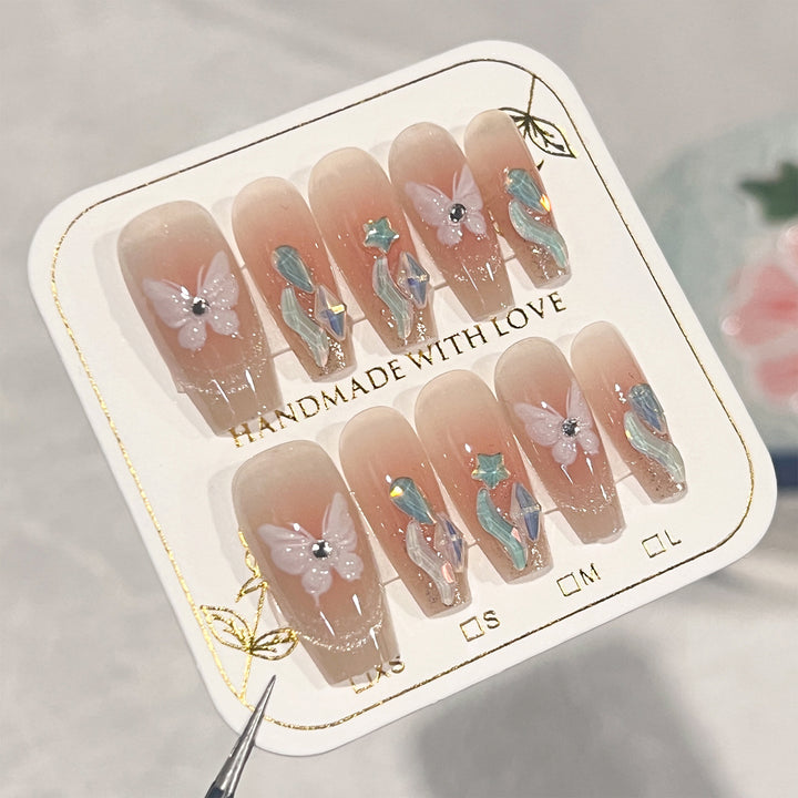 Kunstvolle Nagelverlängerungen mit zartem Blumendesign Karnz
