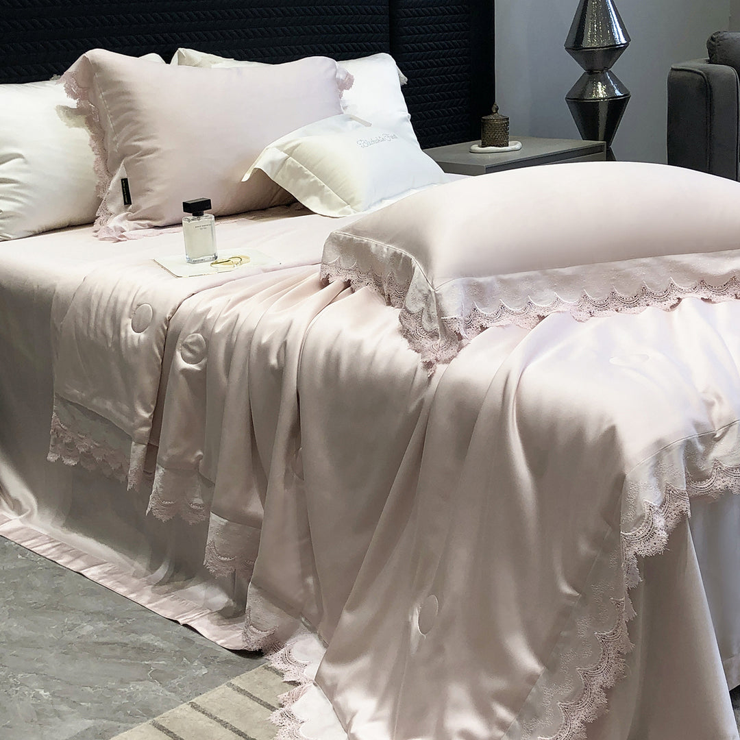 Elegante Satin-Bettwäschegarnitur mit Spitzenbordüre und gesteppter Tagesdecke