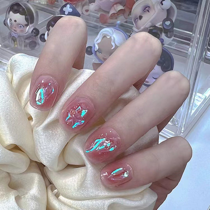 Glänzende Nagelkunst mit holografischen Akzenten Karnz