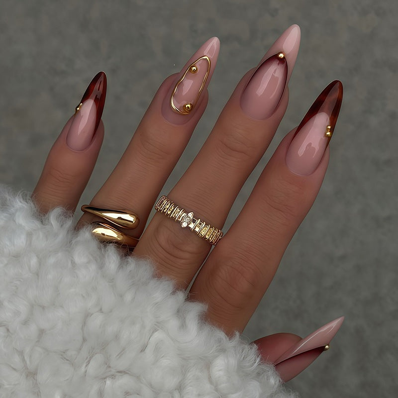 Kunstnagelset mit elegantem Ombre-Design und goldenen Akzenten Karnz