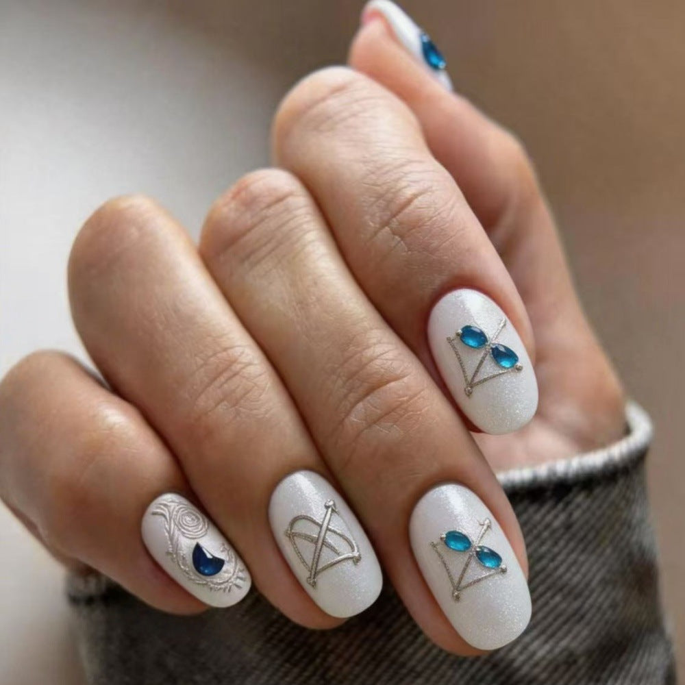 Kunstnägel mit Edlen Glitzerakzenten und Symbolmotiv Karnz