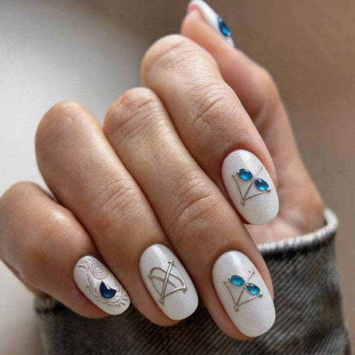 Kunstnägel mit Edlen Glitzerakzenten und Symbolmotiv Karnz