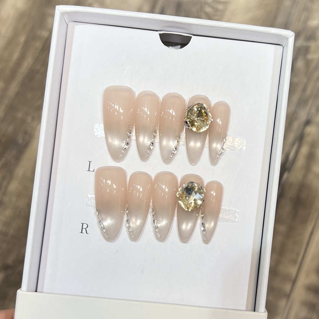 Elegantes Stiletto-Nagelkunst-Set mit Kristallverzierungen Karnz