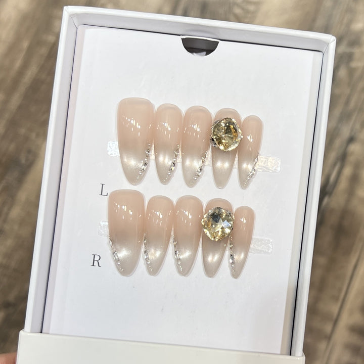 Elegantes Stiletto-Nagelkunst-Set mit Kristallverzierungen Karnz