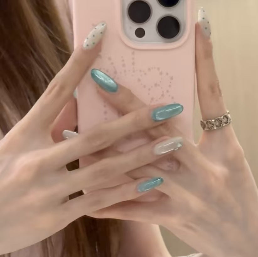Stylische Gel-Nagelverlängerungen