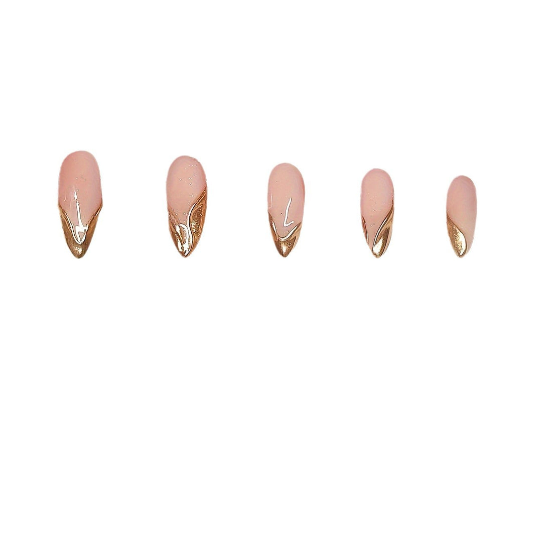 Elegante Stiletto Press-On Nägel mit goldenen Akzentspitzen Karnz