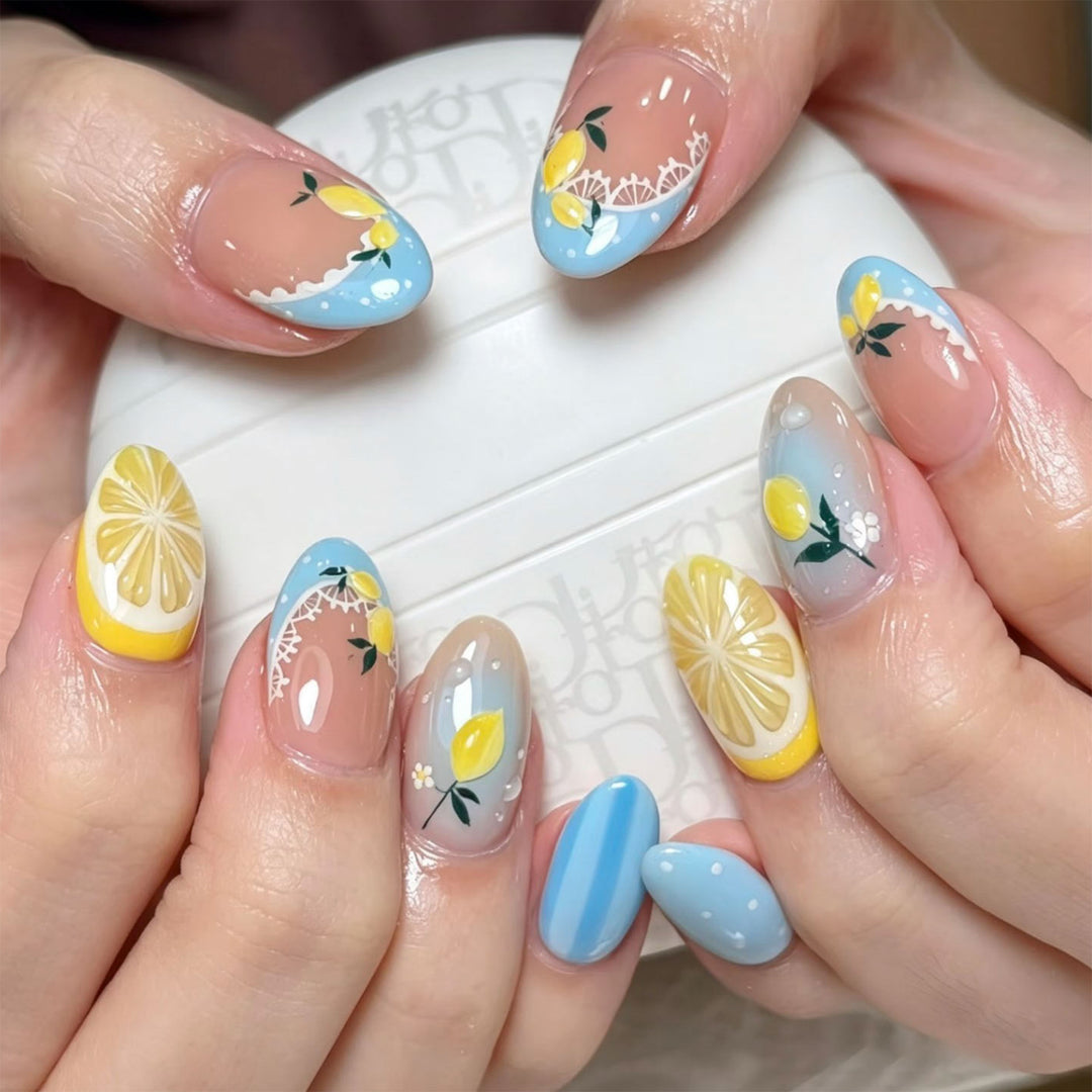 Künstliche Nagelkunst mit Zitronen- und Blütenmotiven Karnz