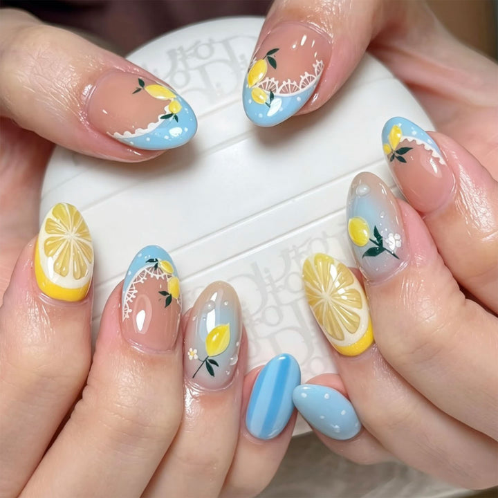 Künstliche Nagelkunst mit Zitronen- und Blütenmotiven Karnz