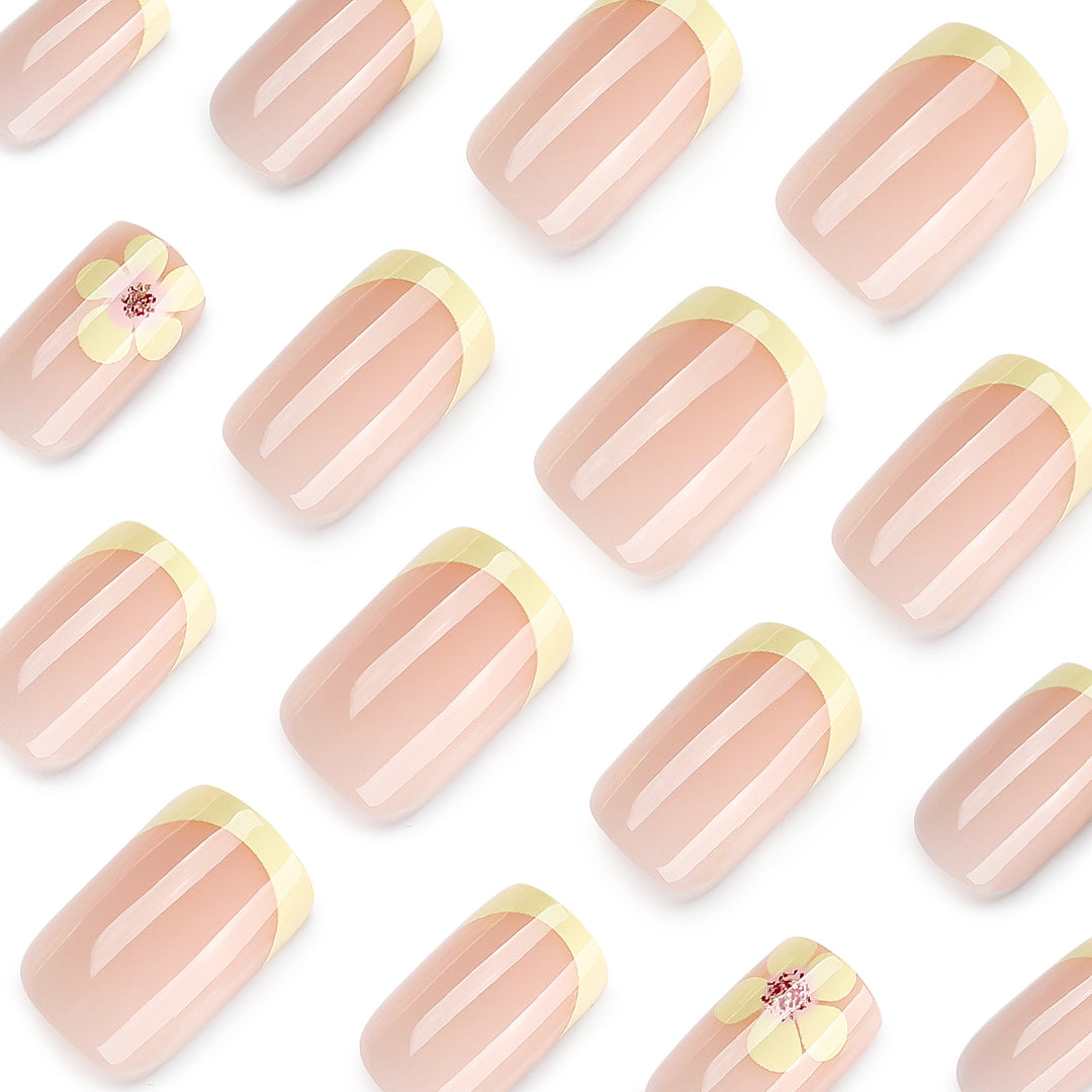 Kunstvolle French-Tip Nägel mit Blumenverzierungen Karnz