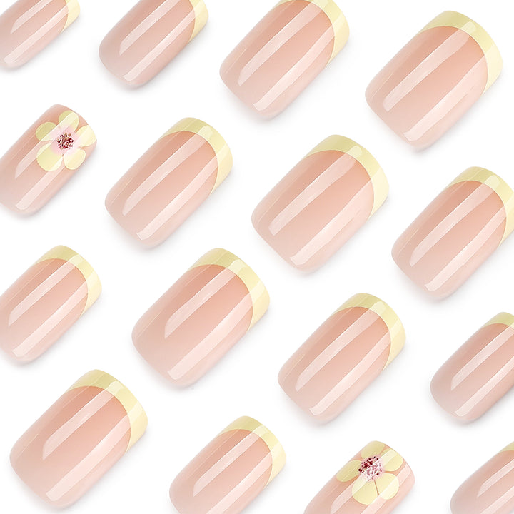 Kunstvolle French-Tip Nägel mit Blumenverzierungen Karnz