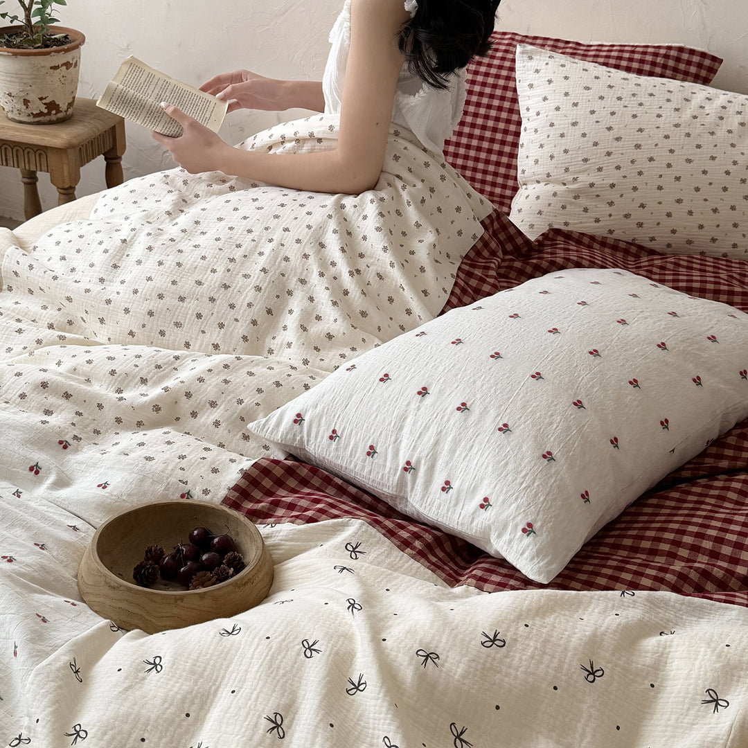 Umkehrbares Baumwoll-Leinen Bettbezugset mit mini Blumenstickerei & Gingham Akzent