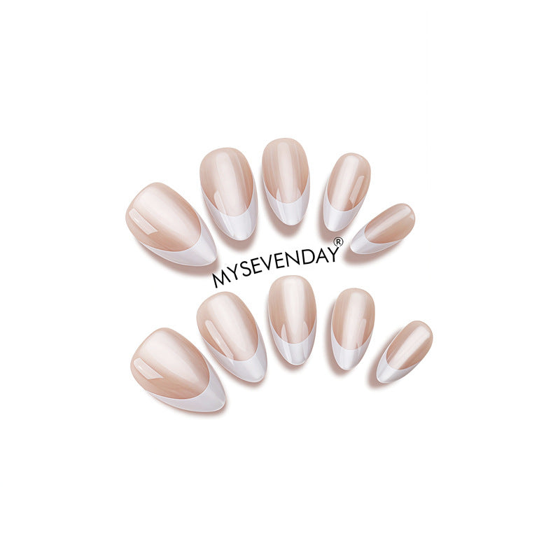 Elegante French Tip Press-On Nagelkunst Karnz