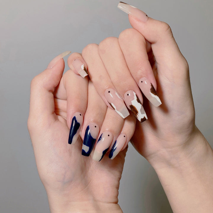 Nagelkunst mit Herz- und Lippenmotiven Karnz