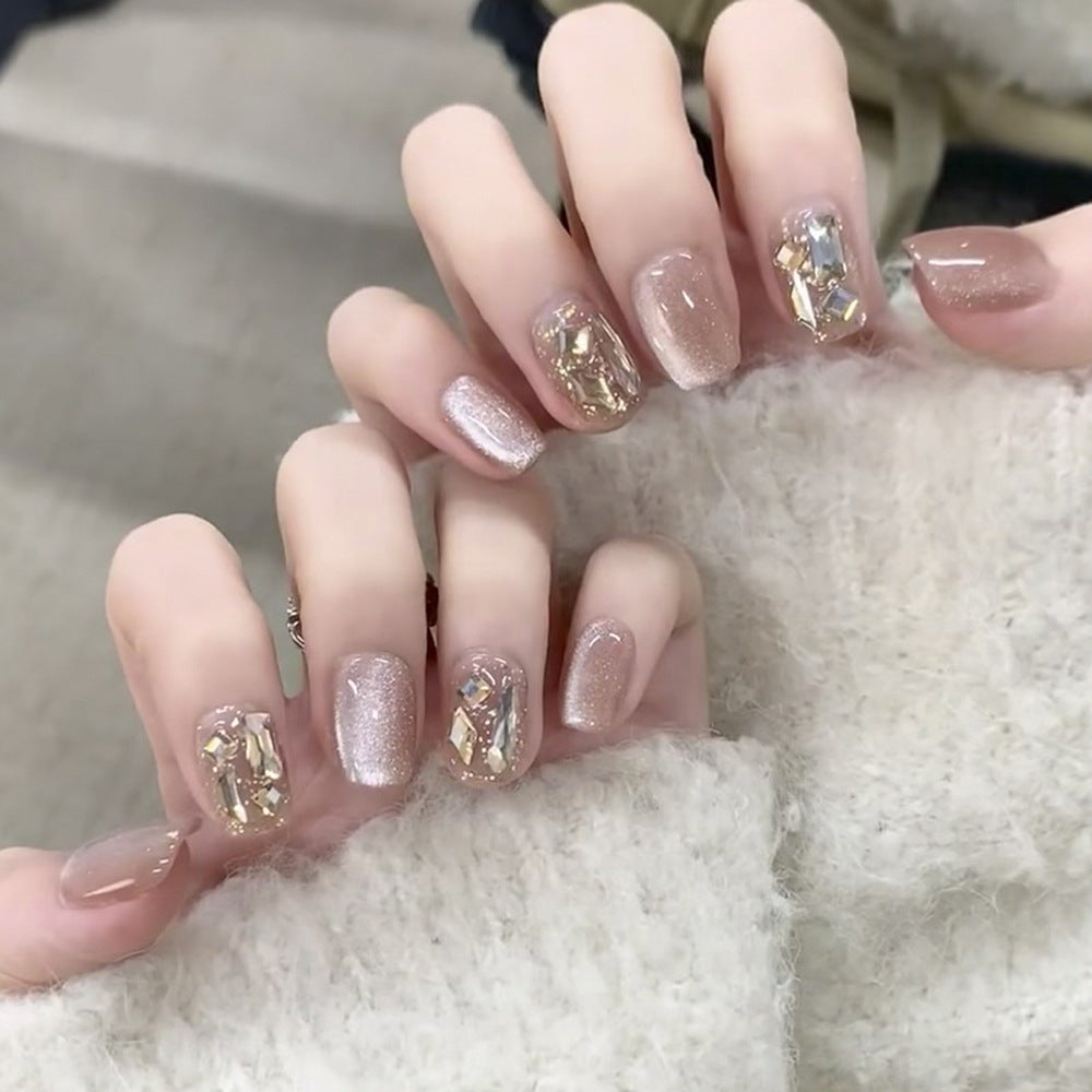 Elegante Nagelkunst mit glänzenden Akzenten Karnz