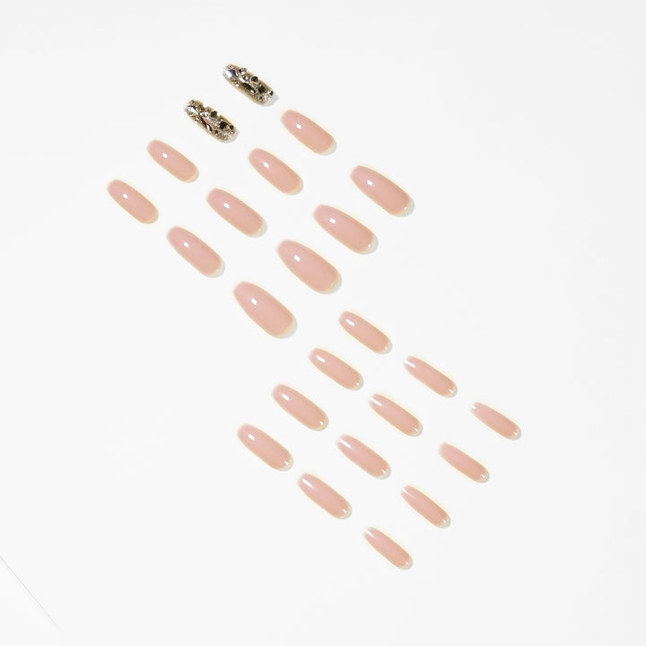 Kunstvolle Nailart mit Glitzerakzenten Karnz
