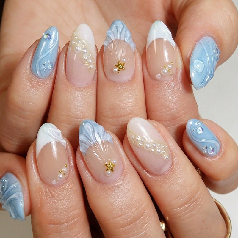 Kunstnagelset mit floralen Verzierungen und glitzernden Akzenten Karnz
