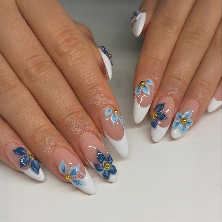 Kunstnagelset mit eleganten floralem Design und 3D-Verzierungen Karnz