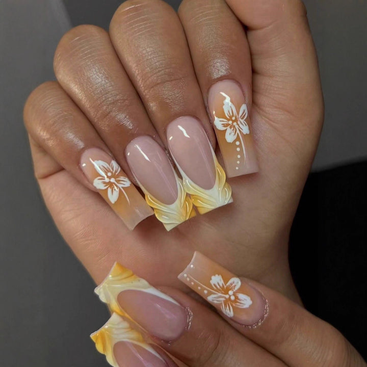 Kunstnagelset mit eleganten floralen Designs und Hochglanz-Finish Karnz