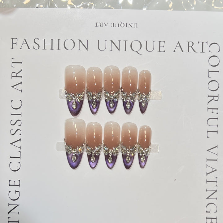 Elegantes Stiletto Press-On Nagelset mit Edelsteinverzierungen Karnz