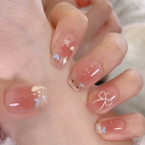Kunstvolle Nagelkunst mit verspielten Akzenten Karnz