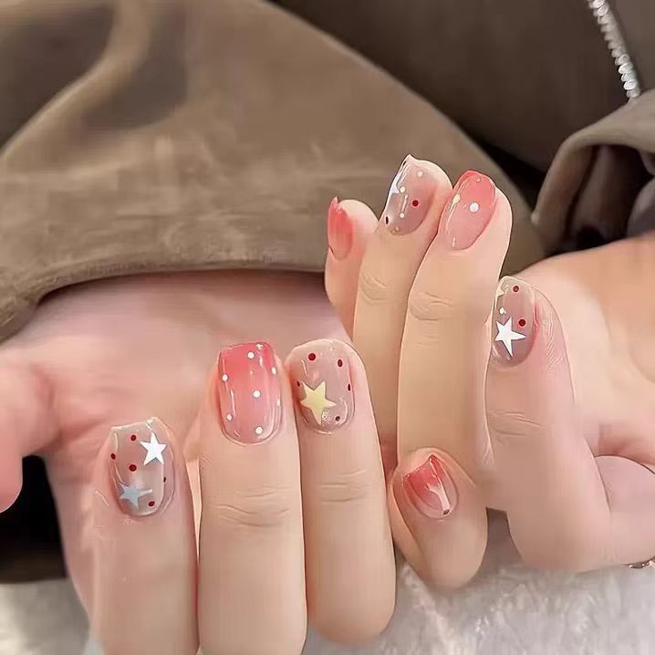 Kunstnägel mit Elegantem Ombre-Effekt und Glitzer Karnz