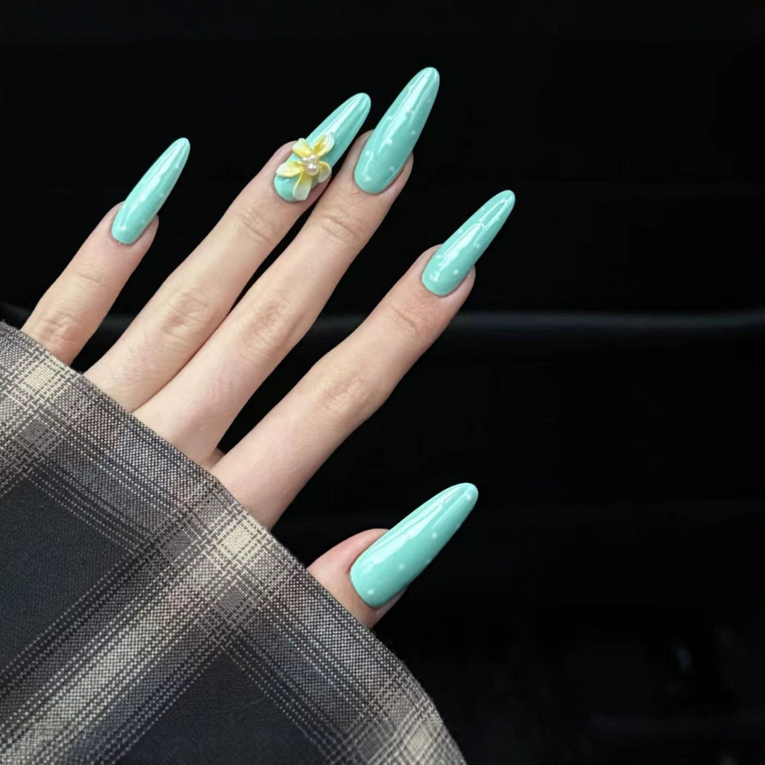 Dekorative Stiletto-Nagelverlängerungen