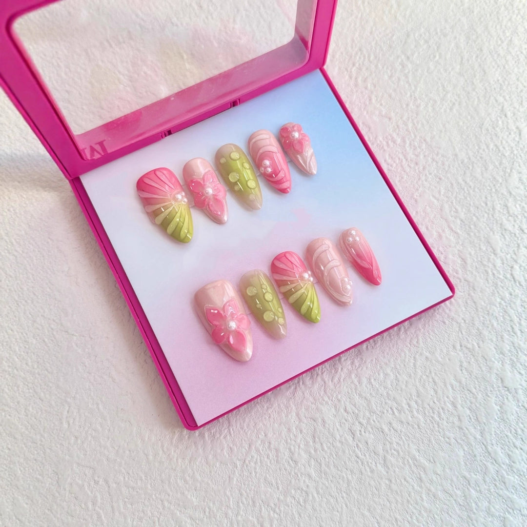Dekoratives Press-On Nagelkunst Set mit floralen und glänzenden Akzenten