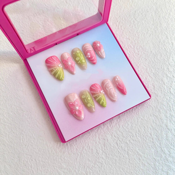 Dekoratives Press-On Nagelkunst Set mit floralen und glänzenden Akzenten