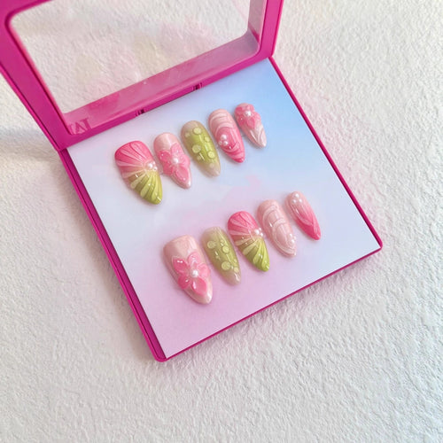 Dekoratives Press-On Nagelkunst Set mit floralen und glänzenden Akzenten