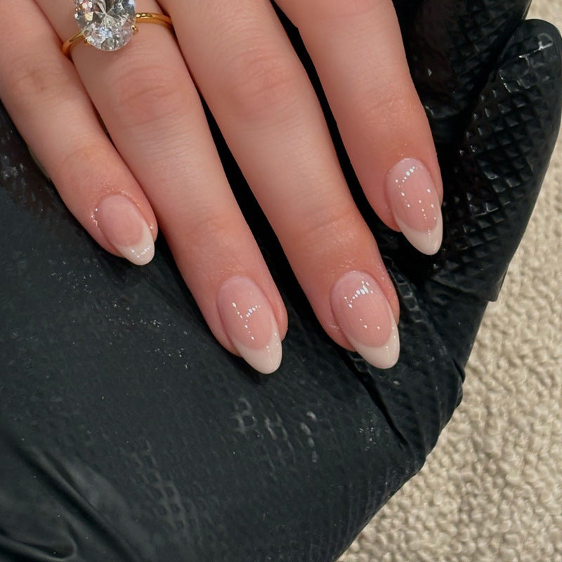 Glänzende French Tip Press-On Nägel mit elegantem Mandelprofil Karnz