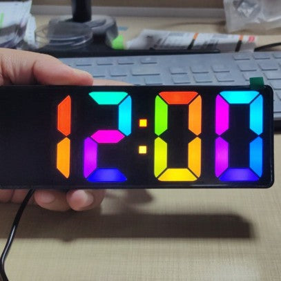 Digitaler LED-Wecker mit großem Display und bunten Ziffern Karnz