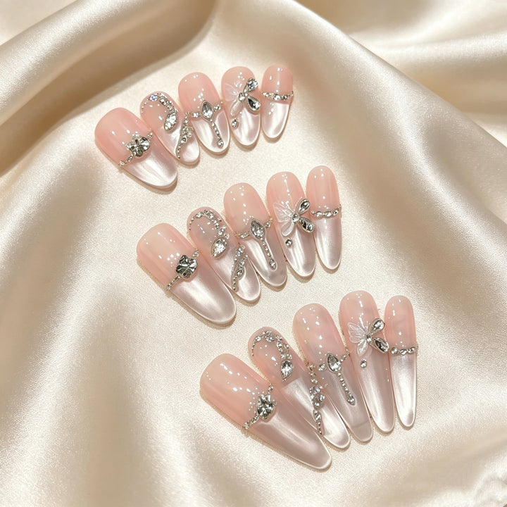 Elegantes Press-On Nagelset mit dekorativen Juwel-Akzenten