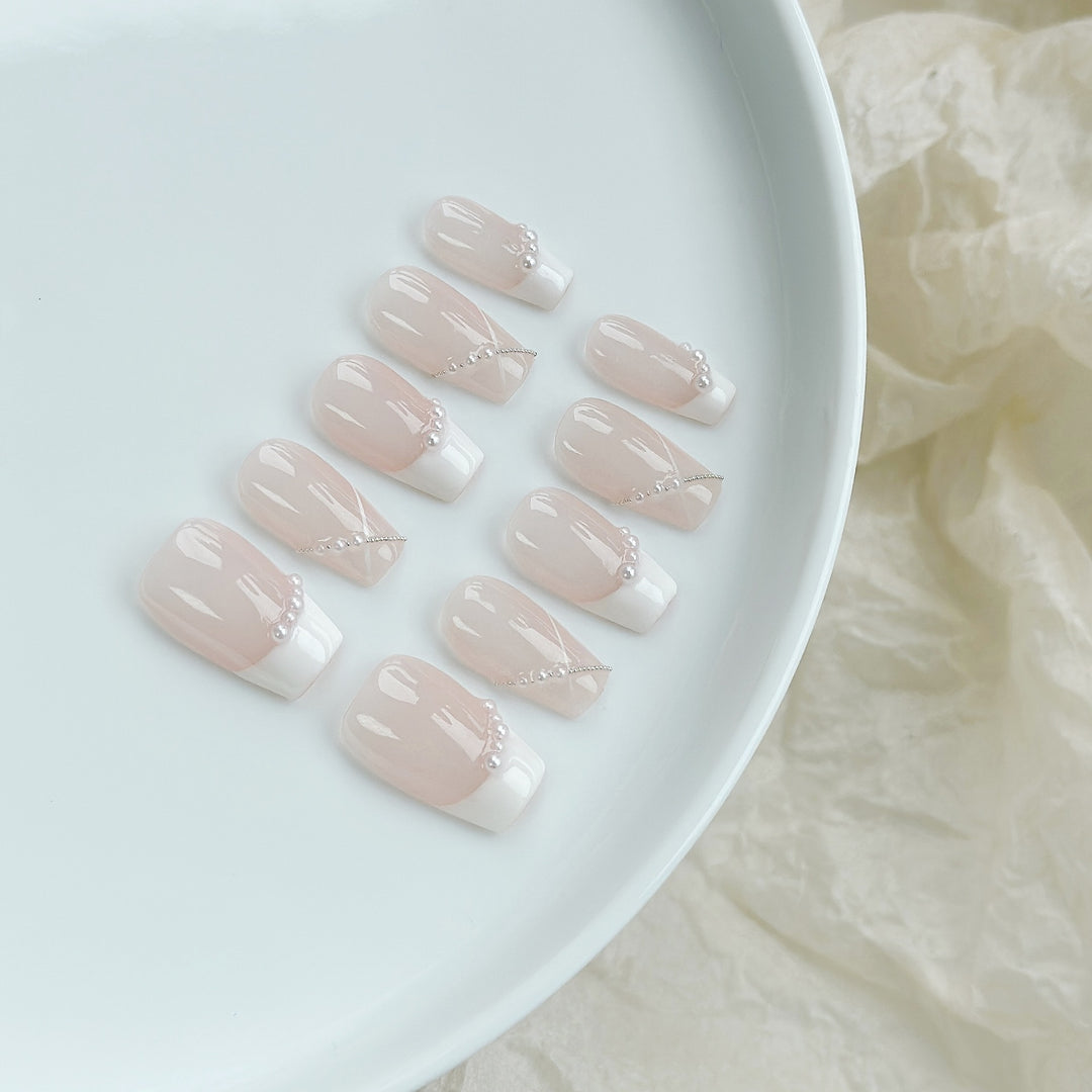 Elegantes Press-On-Nagelset mit Perlenakzenten