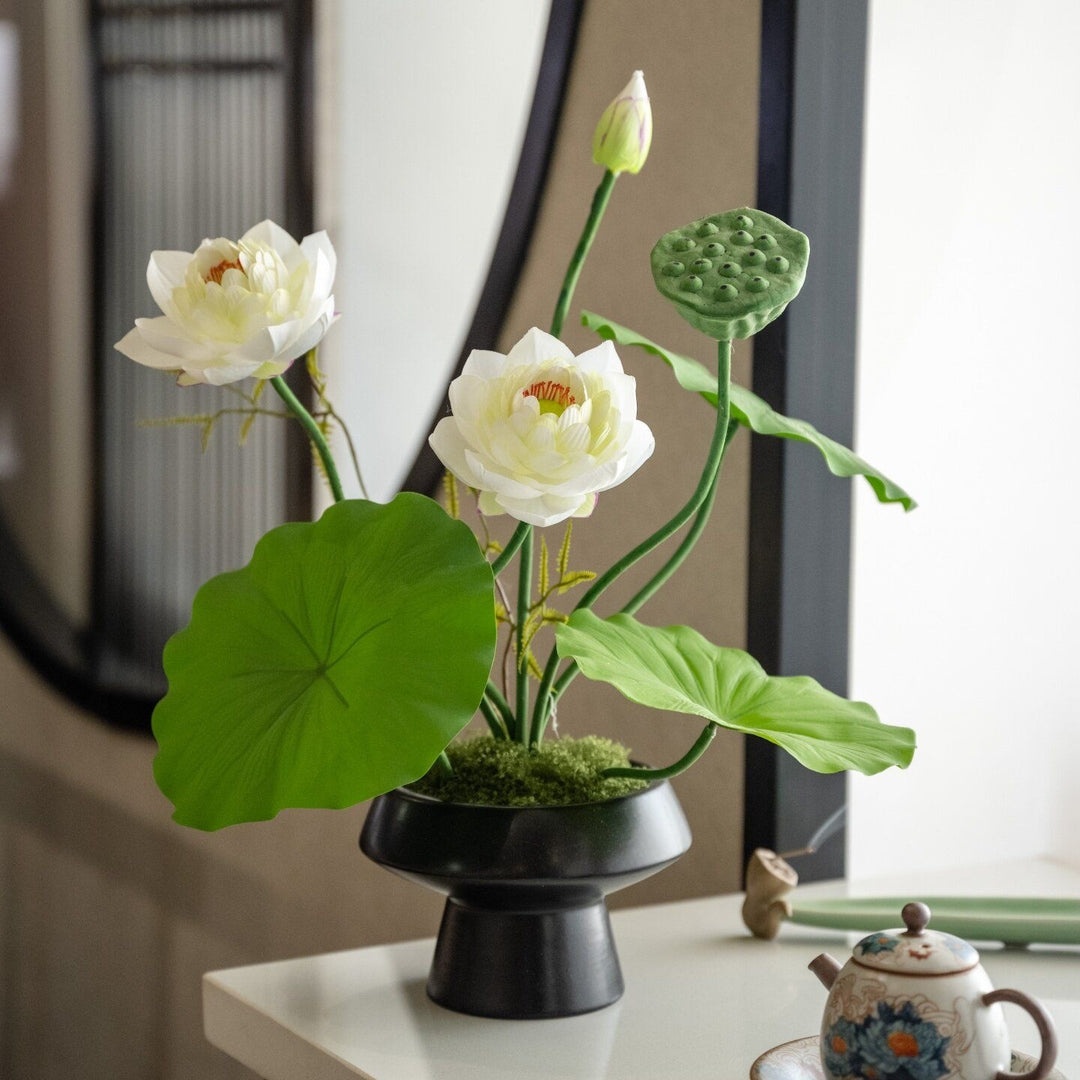 Künstlerische Lotusblumenarrangement